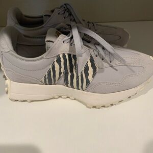 New Balance 327 Women’s Sneaker